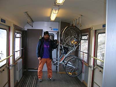 nel vagone biciclette del trenino rosso