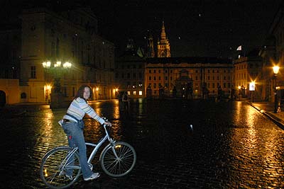 Praga di notte con pioggia